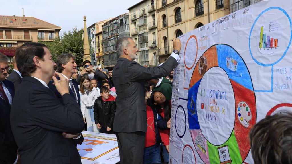 El Rey Felipe VI firma uno de los murales realizados por los estudiantes sorianos