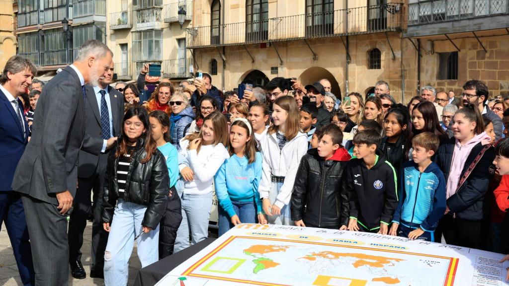 Don Felipe saluda a los escolares congregados en la Plaza Mayor de Soria