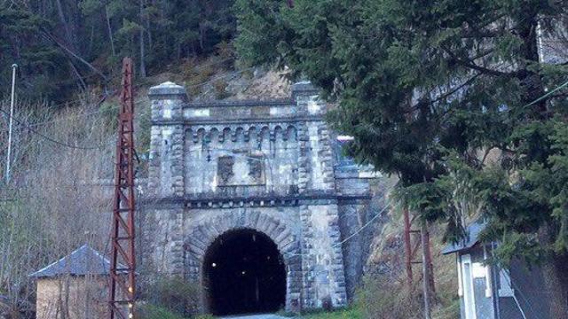 La construcción del túnel se inició en 1908 y se terminó en 1912, aunque no se puso en marcha hasta 1928