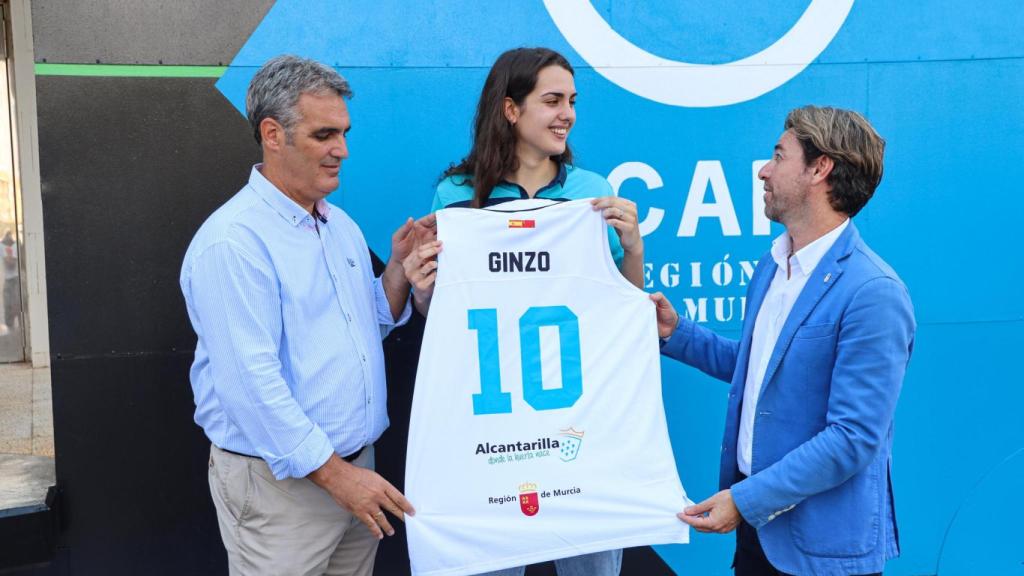 El presidente del Hozono Global Jairis, Salva Costa, la jugadora Paula Ginzo, y el director general de Deportes, Fran Sánchez, durante la presentación de la internacional tras su fichaje.