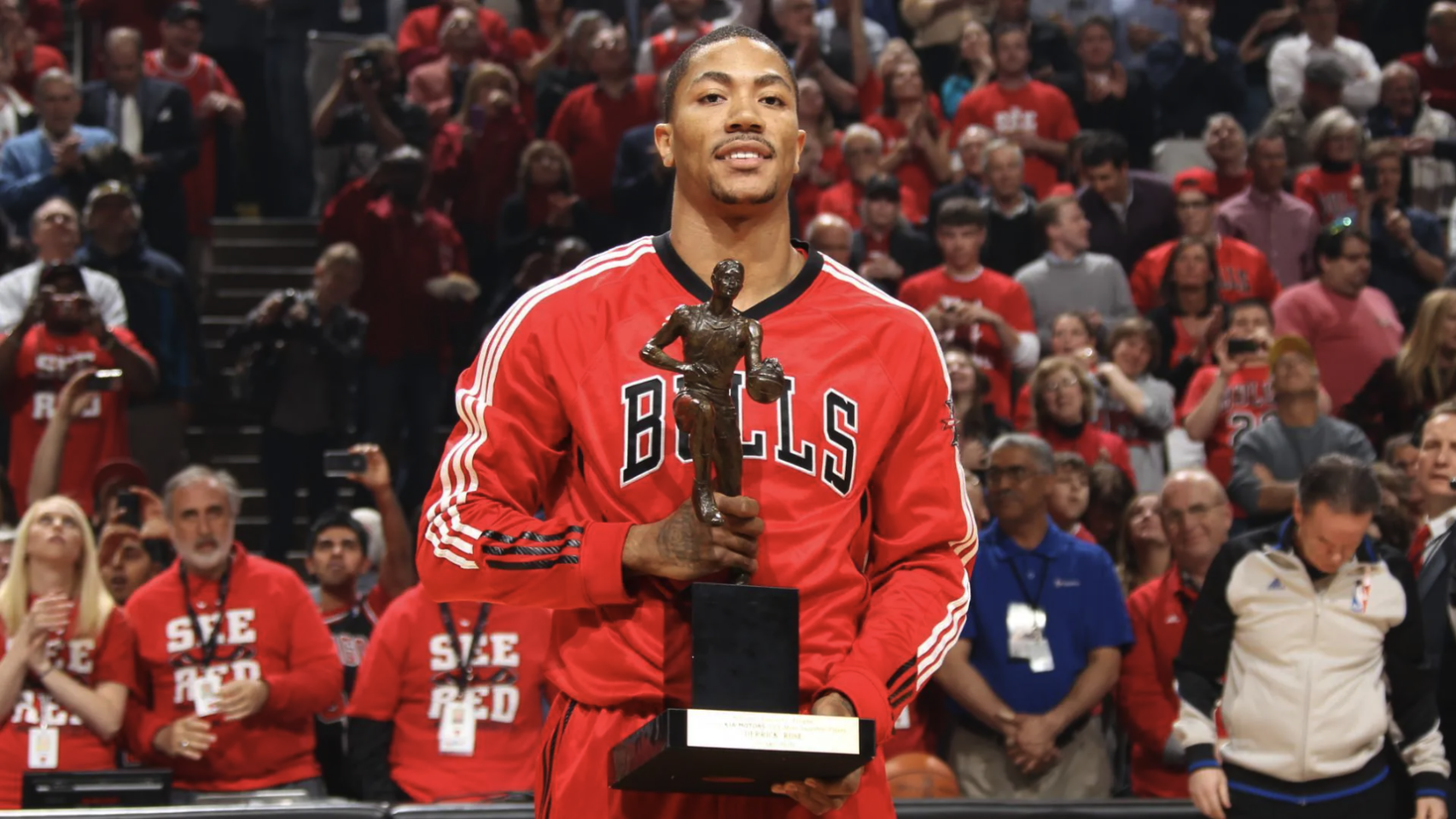 Derrick Rose, con el premio a MVP de la Temporada en la NBA