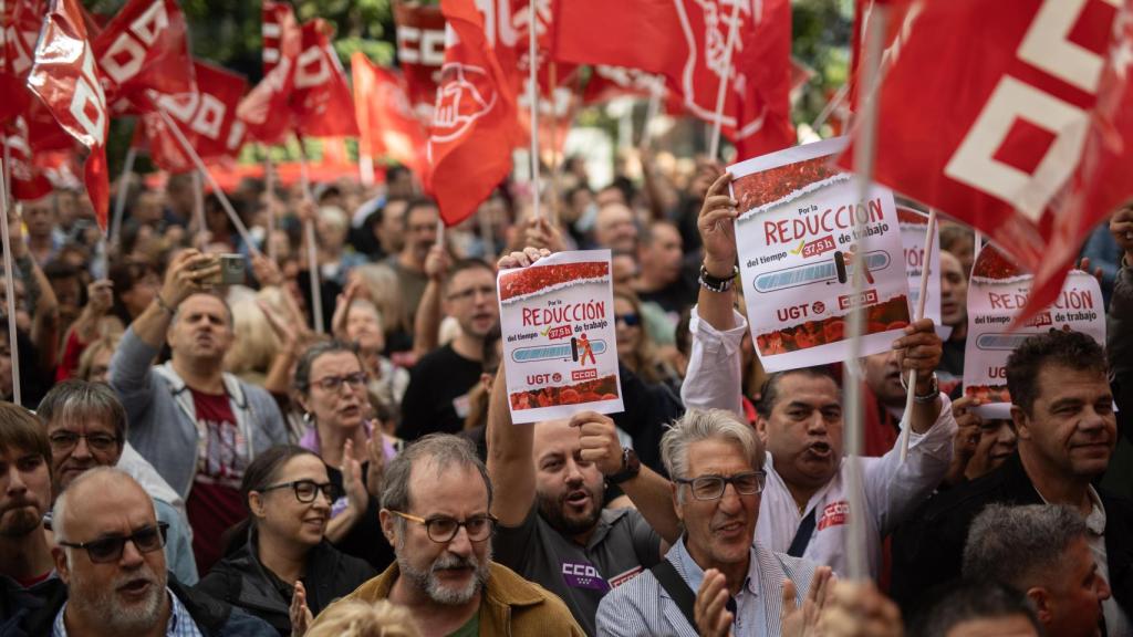 Manifestantes frente a la sede de la patronal en la concentración convocada por CCOO y UGT.