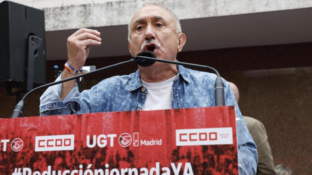 Pepe Álvarez, durante la concentración frente a la sede de la patronal.