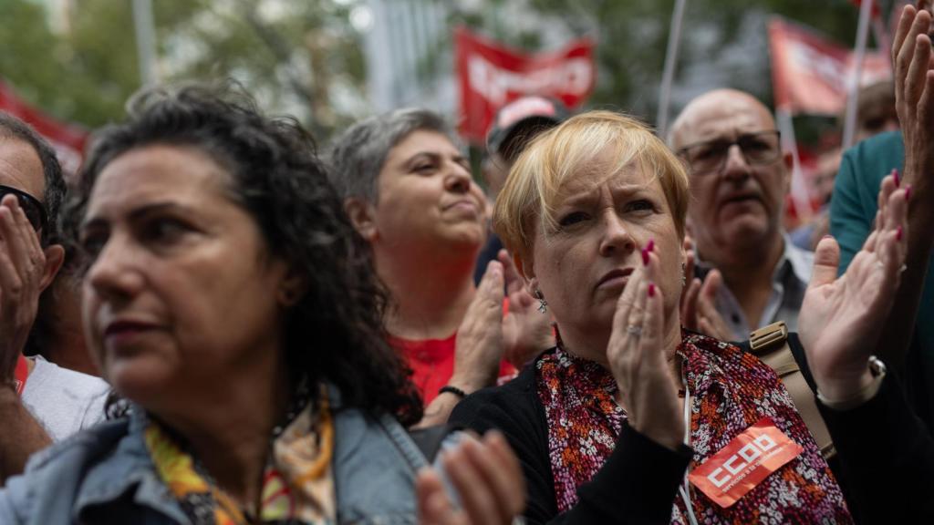 Manifestantes frente a la sede de la patronal en la concentración convocada por CCOO y UGT.