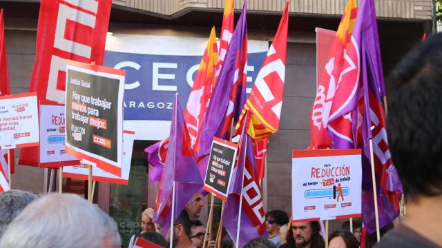 Los sindicatos se han concentrado frente a la sede de CEOE en Zaragoza