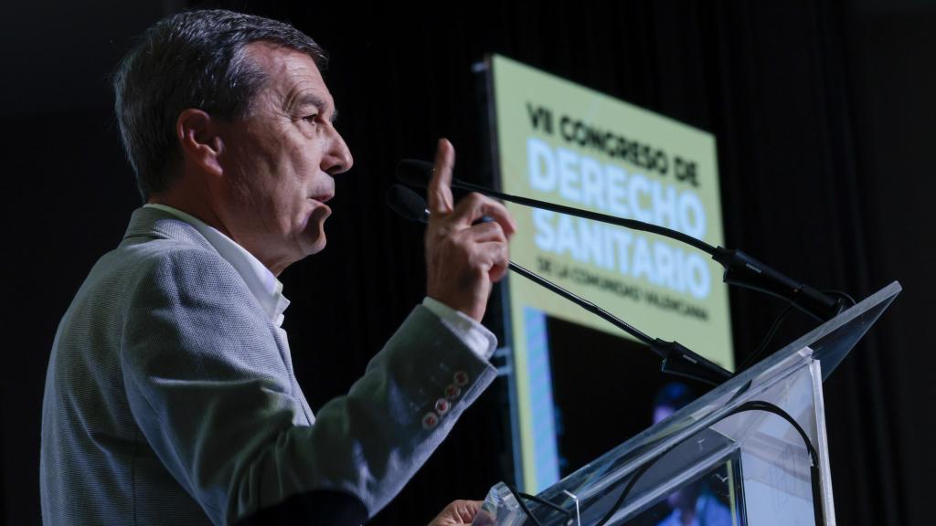 El conseller de Sanidad, Marciano Gómez, durante su intervención en el VII Congreso de Derecho Sanitario de la Comunitat Valenciana. Efe / Biel Aliño