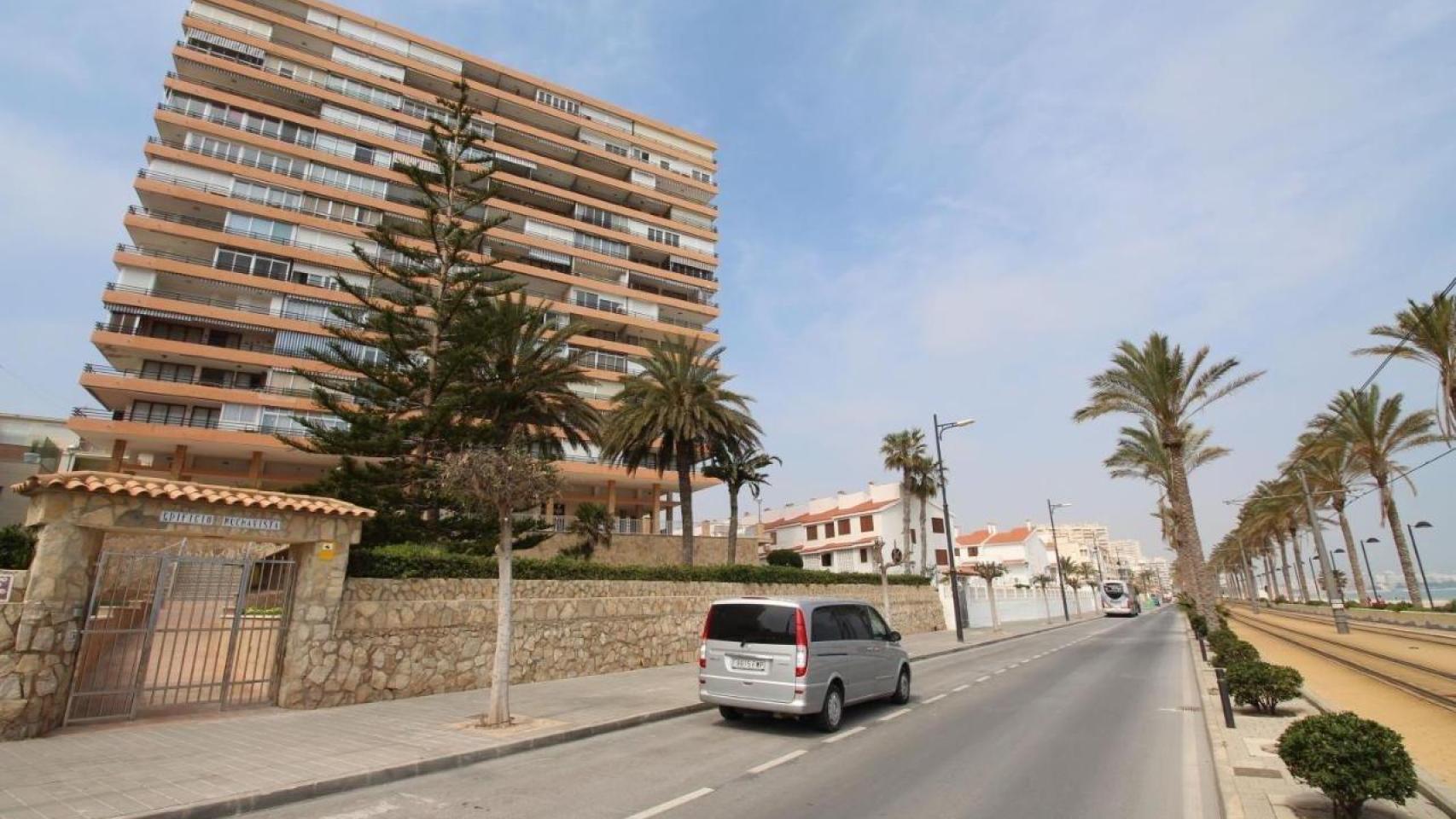 Un edificio en una avenida de El Campello, en una imagen de archivo.