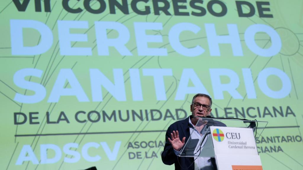 El director de la Oficina Autonómica de Salud Mental y Adicciones de la Comunidad Valenciana, Bartolomé Pérez, durante la conferencia inaugural en el VII Congreso de Derecho Sanitario. Efe / Biel Aliño