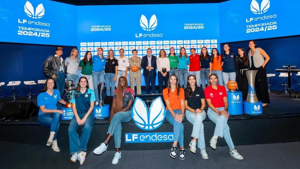 Paula Ginzo (2i) en la presentación de la nueva temporada de la Liga de Baloncesto Endesa.