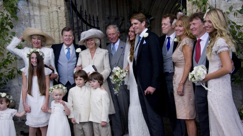 Tom Parker Bowles junto a su madre el día de la boda con Carlos III.