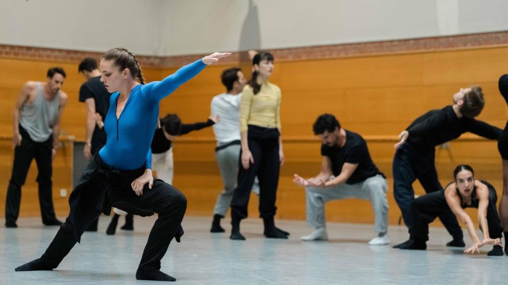 Bailarines de la CND realizan un pase de danza tras una rueda de prensa de la compañía, este jueves. Foto: Alba Muriel