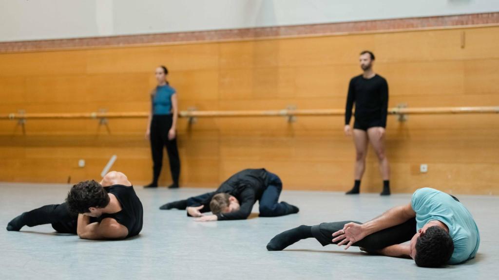 Bailarines de la CND realizan un pase de danza tras una rueda de prensa de la compañía, este jueves. Foto: Alba Muriel