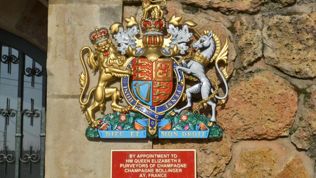 El sello de la Casa Real británica a la entrada de la Maison Bollinger.