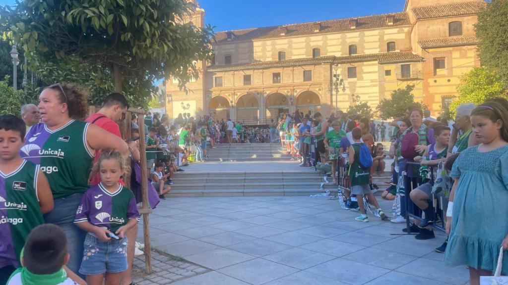 Decenas de personas congregadas en el Santuario la Virgen de la Victoria para recibir al Unicaja de Baloncesto.