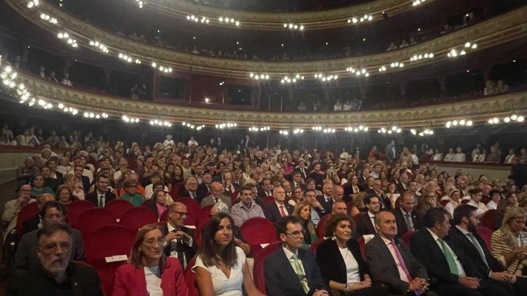 Acto de entrega de la Medalla de Oro de la Ciudad de Valladolid a la Junta Provincial de la ciudad de la Asociación Española contra el Cáncer.