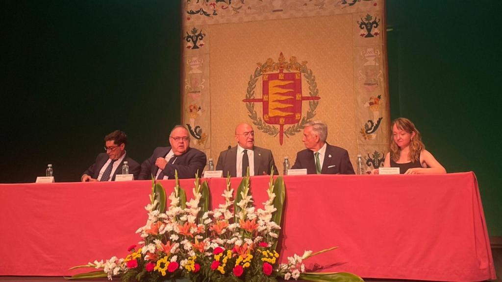 Acto de entrega de la Medalla de Oro de la Ciudad de Valladolid a la Junta Provincial de la ciudad de la Asociación Española contra el Cáncer.