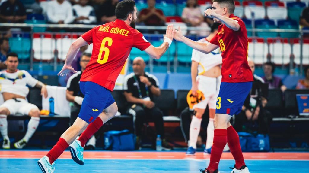 Raúl Gómez celebra un gol con la selección española de fútbol sala.