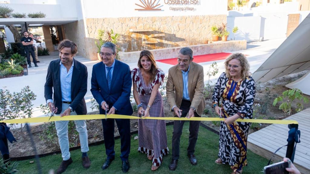 Autoridades y responsables del glamping de Fuengirola.