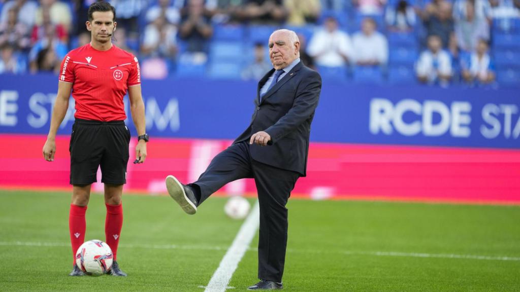 El colegiado Quintero González observa el saque de honor en el Espanyol-Villarreal.