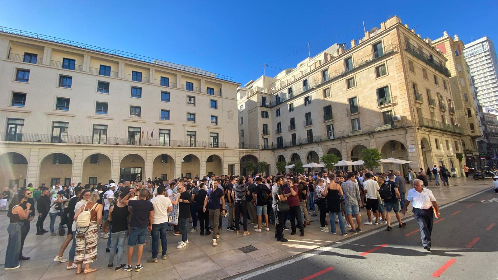 La protesta de los hosteleros este jueves en la plaza del Ayuntamiento de Alicante.