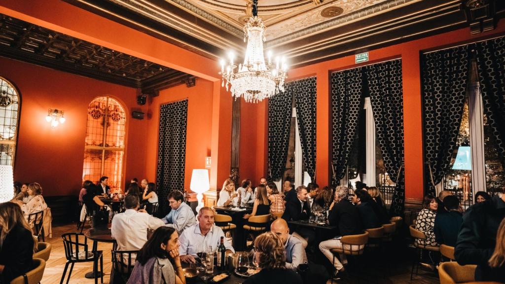 Gente cenando en el nuevo restaurante 'La Embajada'.