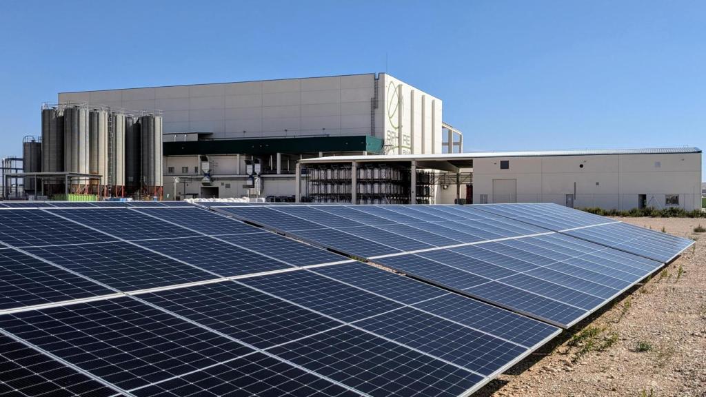 La planta fotovoltaica produce alrededor del 15% del consumo total de la fábrica