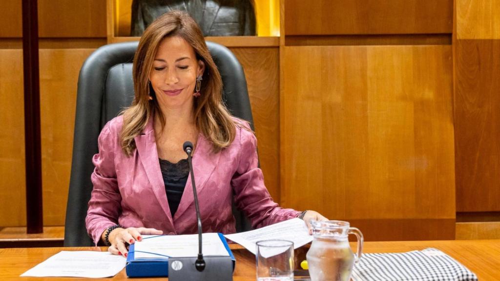 La alcaldesa de Zaragoza, Natalia Chueca, en el pleno de este jueves en el Ayuntamiento.