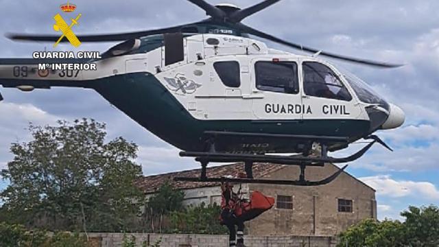 La Guardia Civil rescata a un anciano con demencia que había caído por un desnivel de dos metros