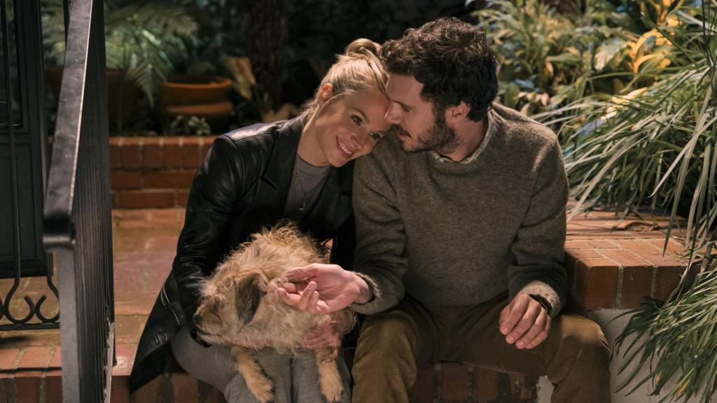 Puedes verla entera en un fin de semana en Netflix: Adam Brody y Kristen Bell enamoran en su nueva serie