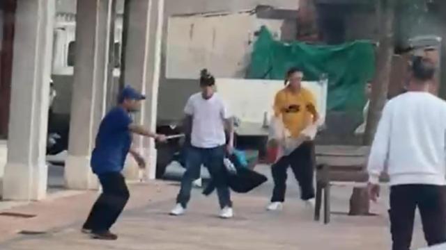 Un hombre amenaza a varias personas con un cuchillo en Íscar