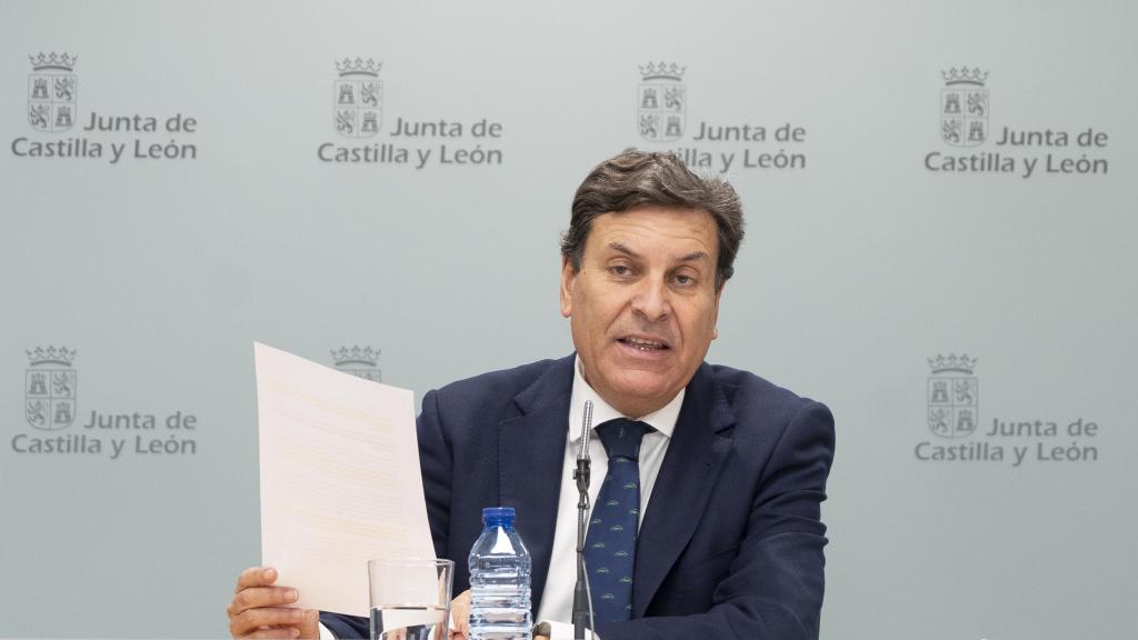 El consejero de Economía y Hacienda y portavoz, Carlos Fernández Carriedo, comparece en rueda de prensa posterior al Consejo de Gobierno