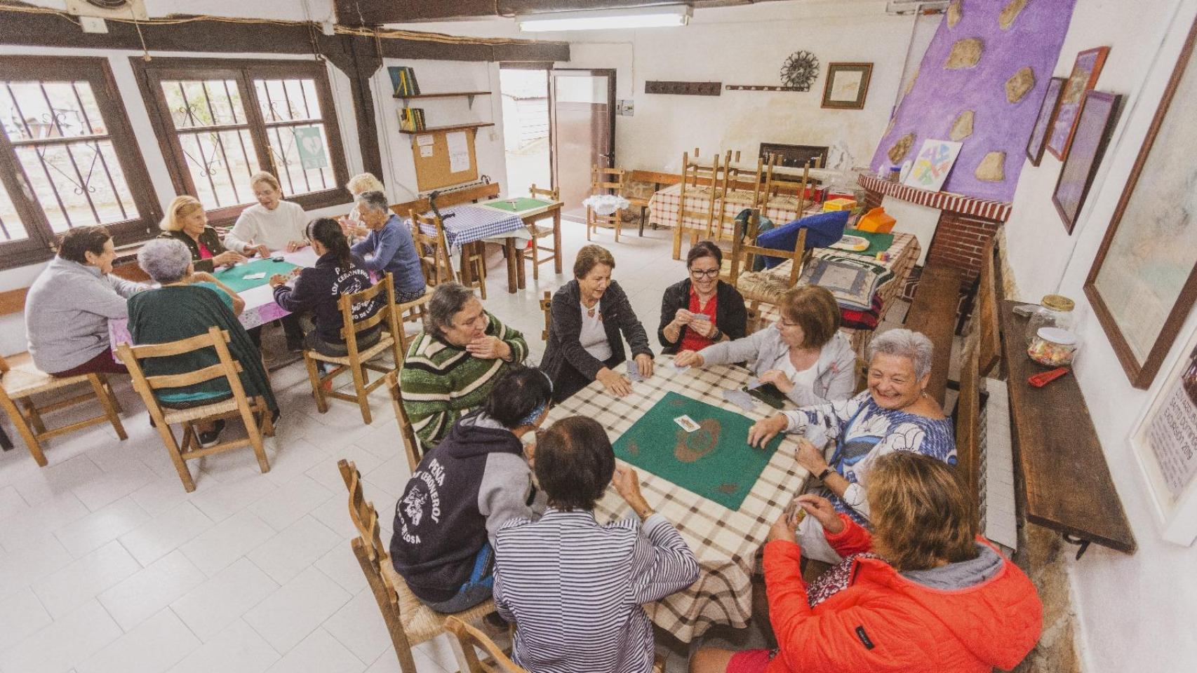 Una de las imágenes de la exposición reflejando una partida de cartas entre varias mujeres en Oteo de Losa