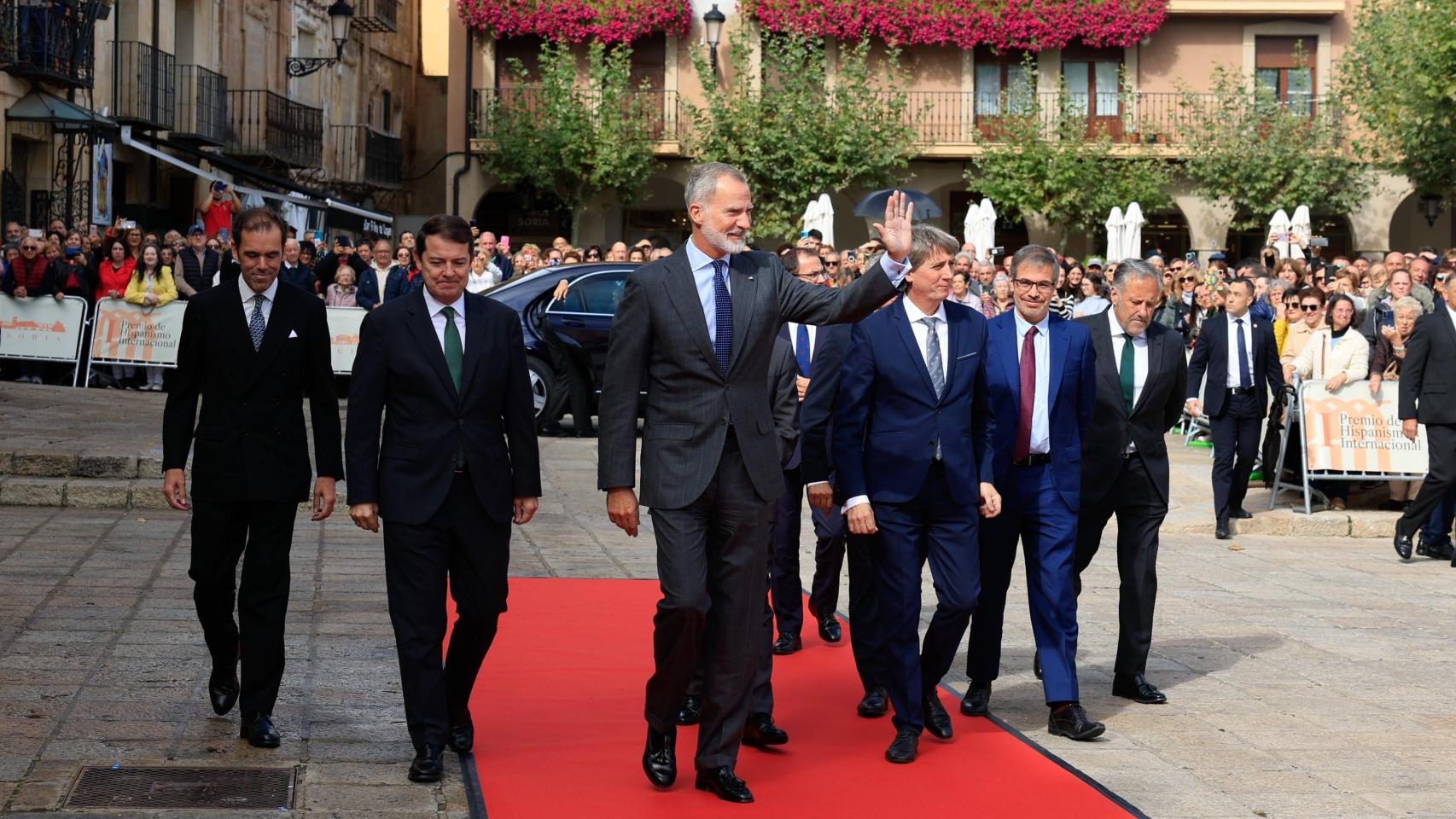 El Rey Felipe VI a su llegada a Soria acompañado por el presidente de la Junta, Alfonso Fernández Mañueco, y el alcalde de la capital soriana, Carlos Martínez, este jueves