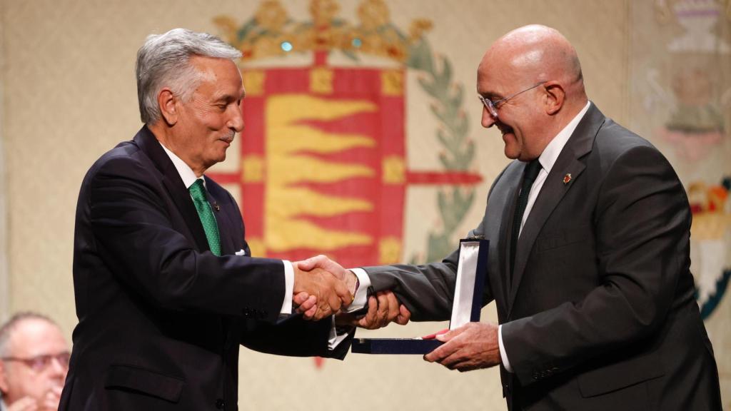 Entrega de la Medalla de Oro de la Ciudad de Valladolid a la Junta Provincial de Valladolid de la AECC