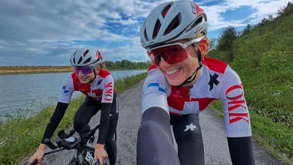 La ciclista suiza Muriel Furrer, junto a una compañera de selección.