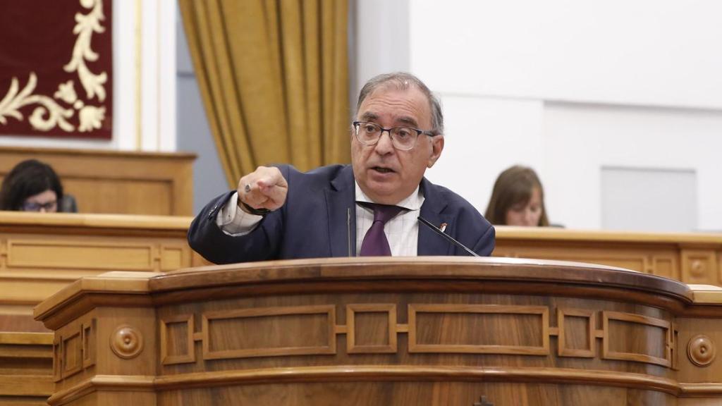 El diputado socialista Fernando Mora, este jueves en el Pleno de las Cortes de Castilla-La Mancha.