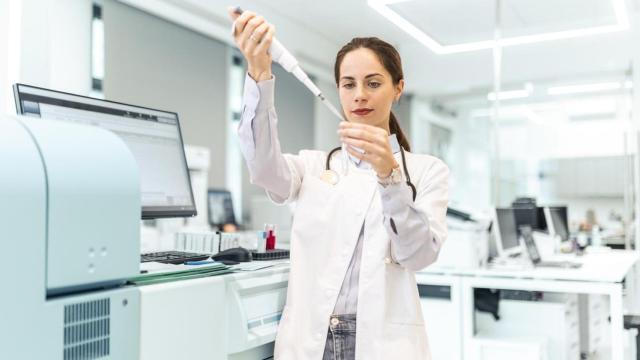 Mujer científica realizando unas pruebas en el laboratorio.