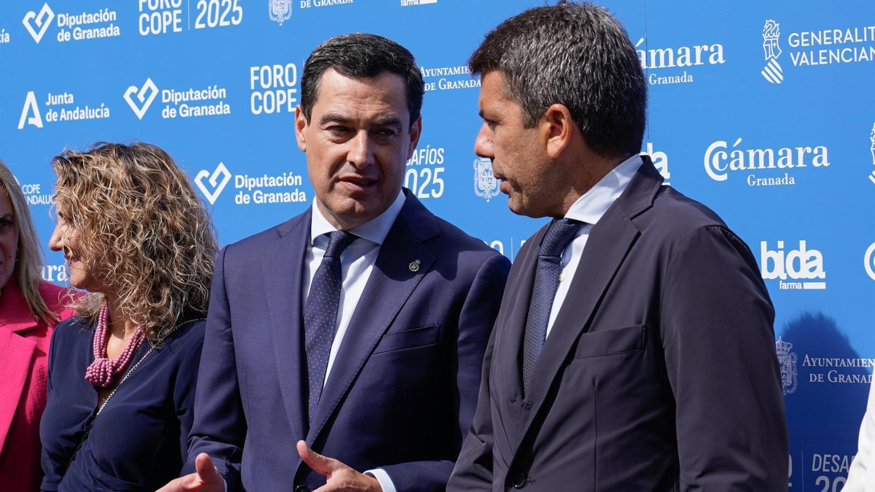 Los presidentes de Andalucía y Valencia, Juanma Moreno y Carlos Mazón, antes de participar en un foro en Valencia.