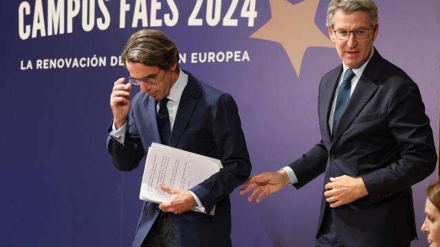 Alberto Núñez Feijóo, presidente del PP, junto a José María Aznar, expresidente del Gobierno, en la clausura del Campus FAES 2024.