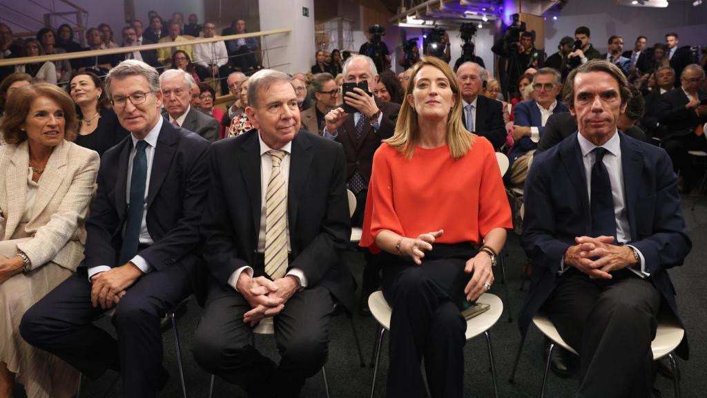 Ana Botella, Alberto Núñez Feijóo, Edmundo González, Roberta Metsola y José María Aznar, en la clausura del Campus FAES 2024.