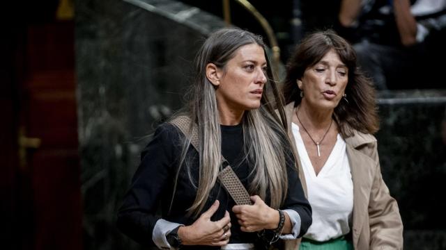 La portavoz de Junts en el Congreso de los Diputados, Miriam Nogueras (i), y la diputada Pilar Calvo (d), a su llegada al Congreso de los Diputados.