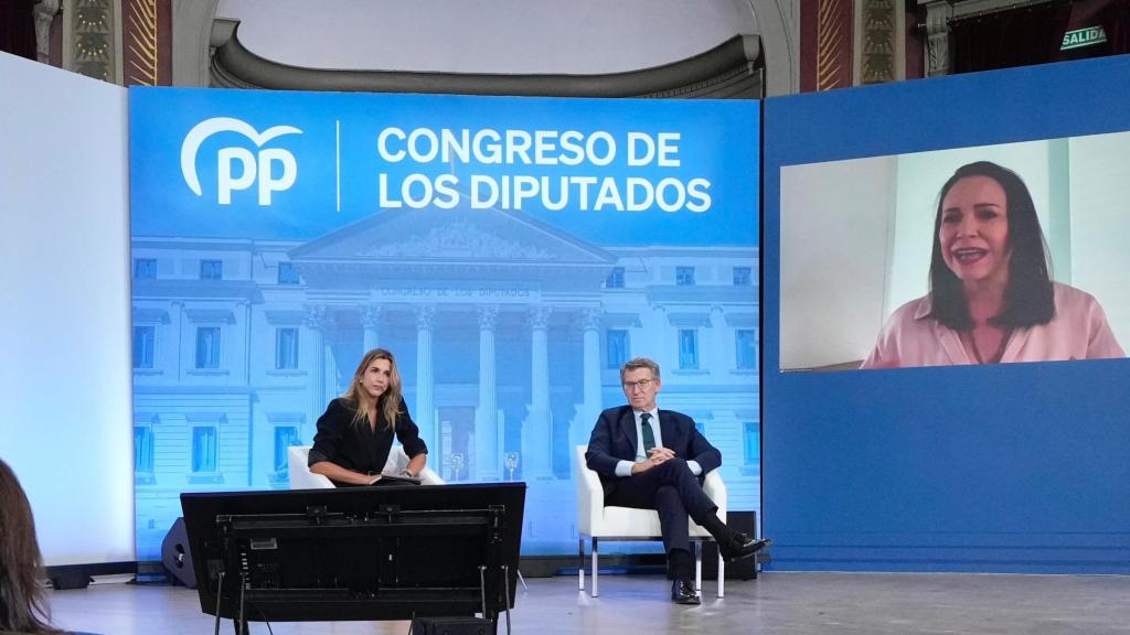 Alberto Núñez Feijóo, presidente del PP, y María Corina Machado, líder de la oposición venezolana, en el Ateneo de Madrid.