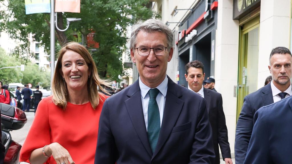 Alberto Núñez Feijóo, junto a Roberta Metsola, tras la clausura del Campus FAES, este jueves en Madrid.