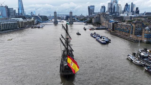 El galeón 'Andalucía' llegando a Tower Bridge.