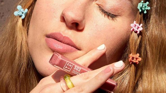 Este es labial nude con manteca de karité que hidrata, da color y se va a convertir en tu nuevo favorito para el invierno