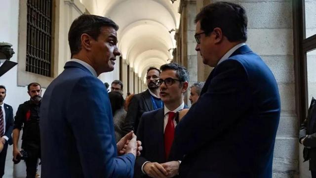 El presidente del Gobierno, Pedro Sánchez, junto al ministro de Presidencia, Félix Bolaños y el ministro de Transformación Digital, Óscar López.