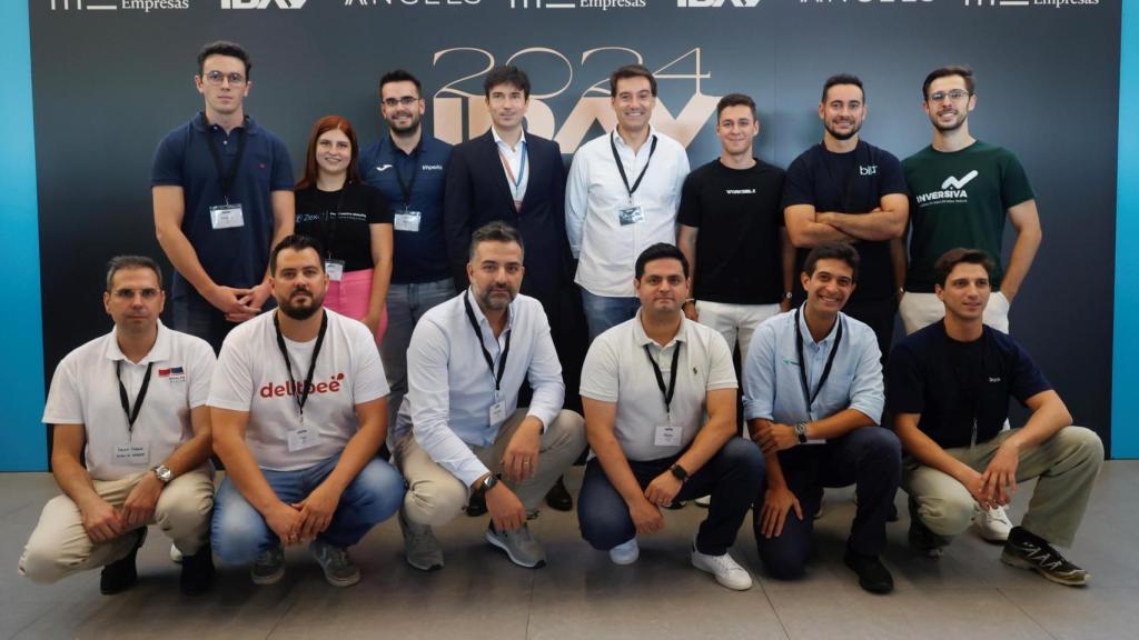 Los 12 emprendedores junto a Pepe Peris, director general de Angels, y Enrique Linares, el ponente de la jornada.