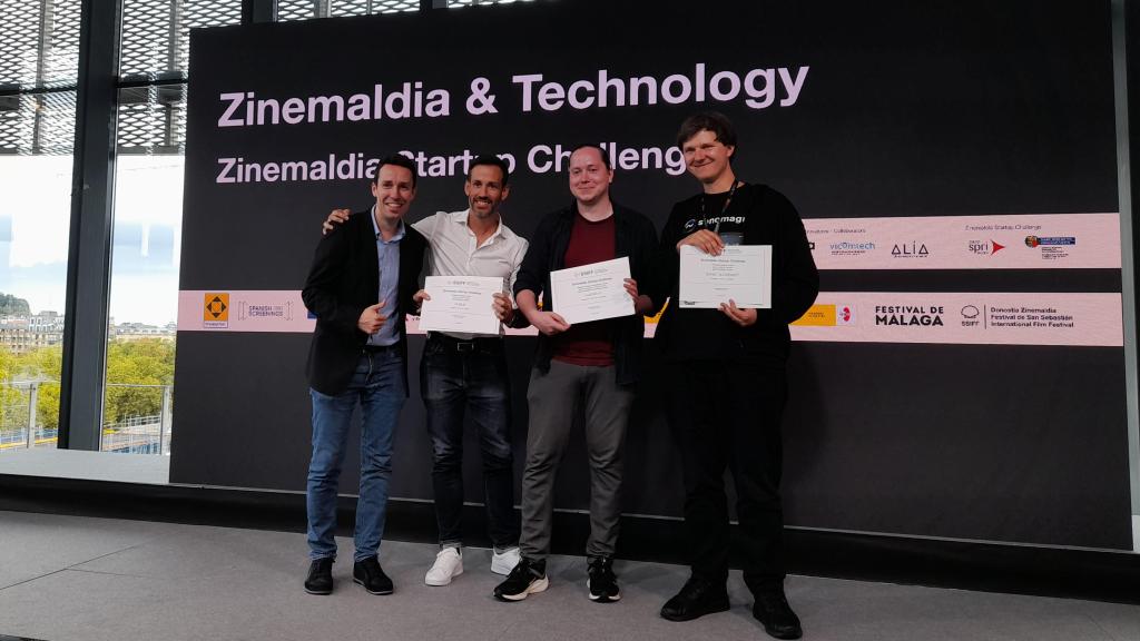 De izquierda a derecha: representantes de la startup ganadora en la categoría nacinal, Dubme; junto al representante de Kaspar K1, la startup que se ha alzado con la mención especial por sus valores de emprendimiento, y el ganador de la competición de startups internacional Sonic Alchemist.