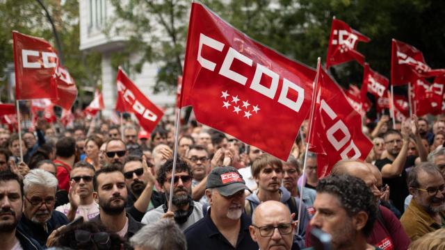 Manifestantes frente a la sede de la patronal en la concentración convocada por CCOO y UGT.