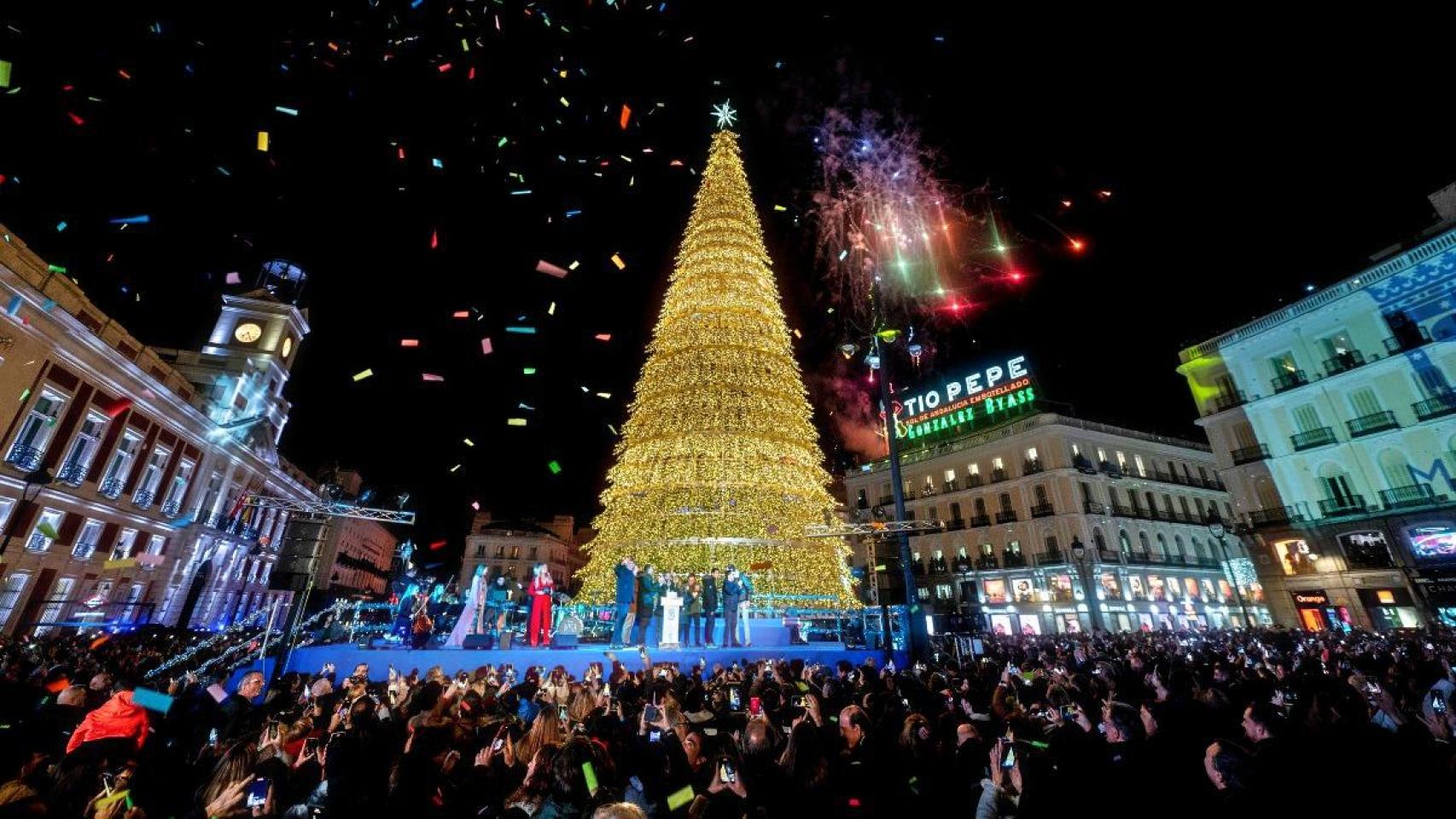 La Puerta del Sol, iluminada en 2023 en el día del encendido.